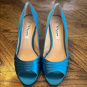 Nina Chezare Caribbean Blue Peep Toe 3” Heels, size 8W